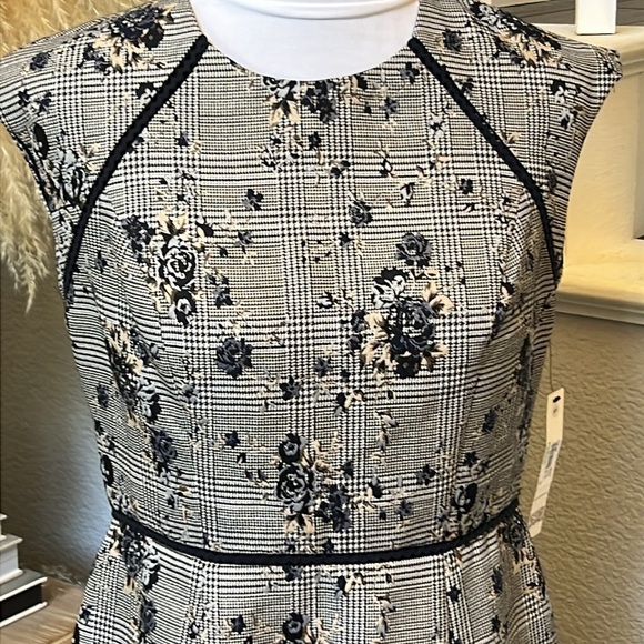 Maggy London Petite Novelty Plaid Sheath with Cap Sleeve and Flounce Hem SZ 6P - Picture 5 of 9